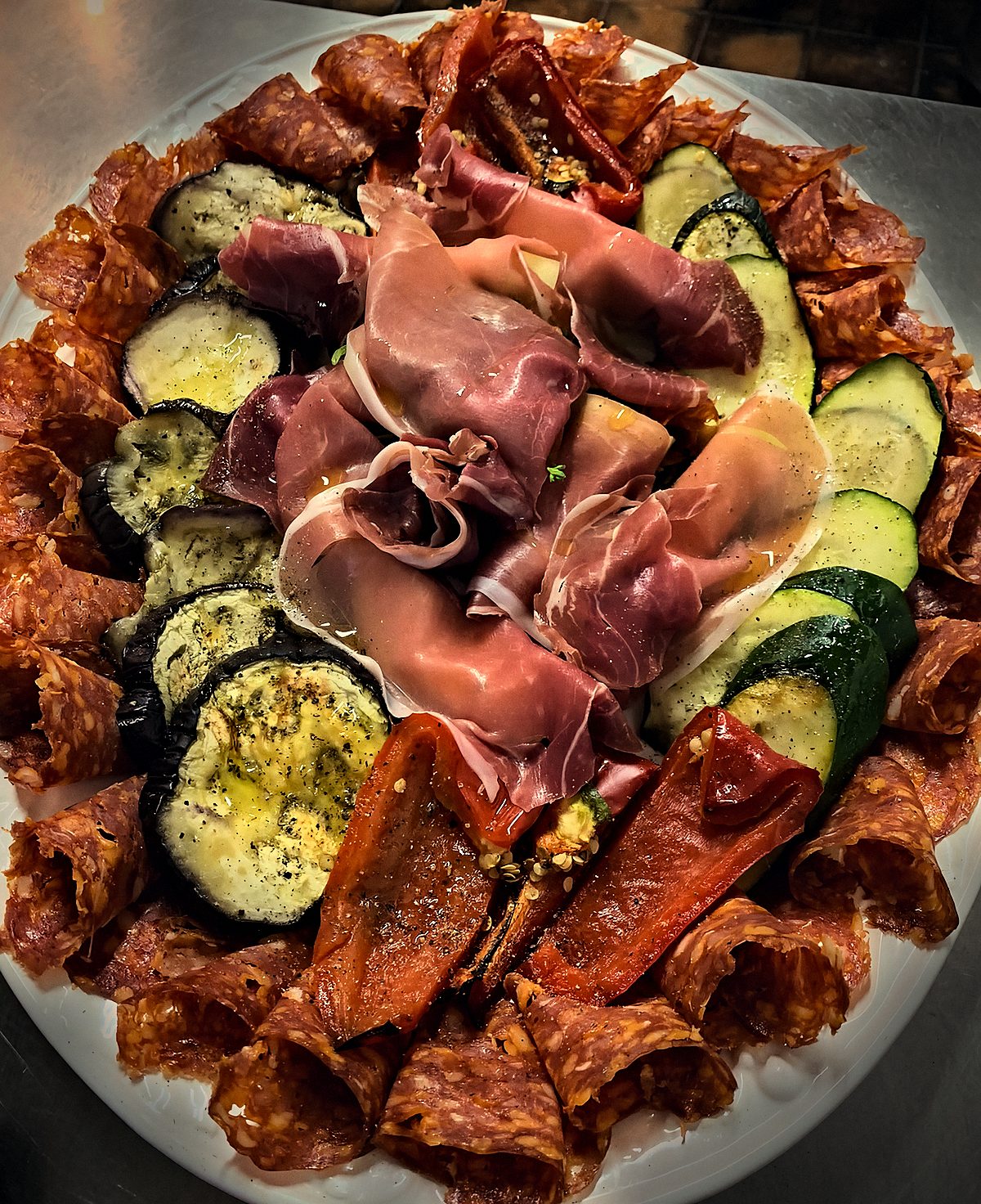 Antipasti-Platte mit Schinken und Grillgemüse