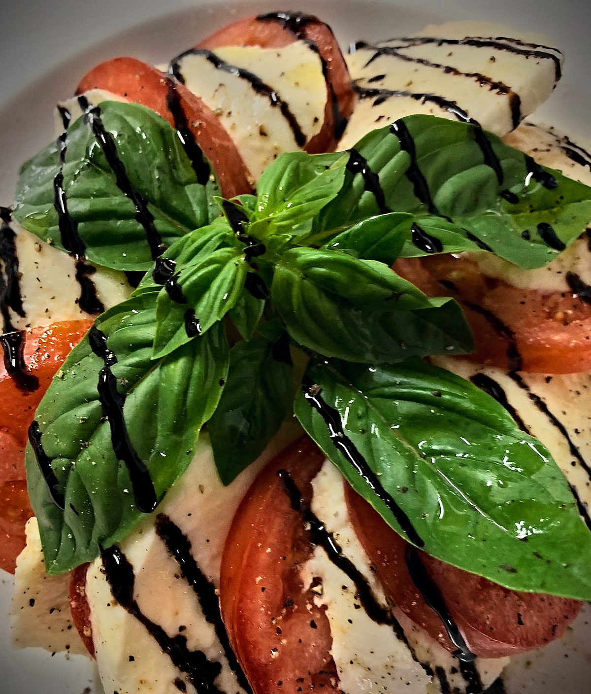 Insalata Caprese mit Basilikum