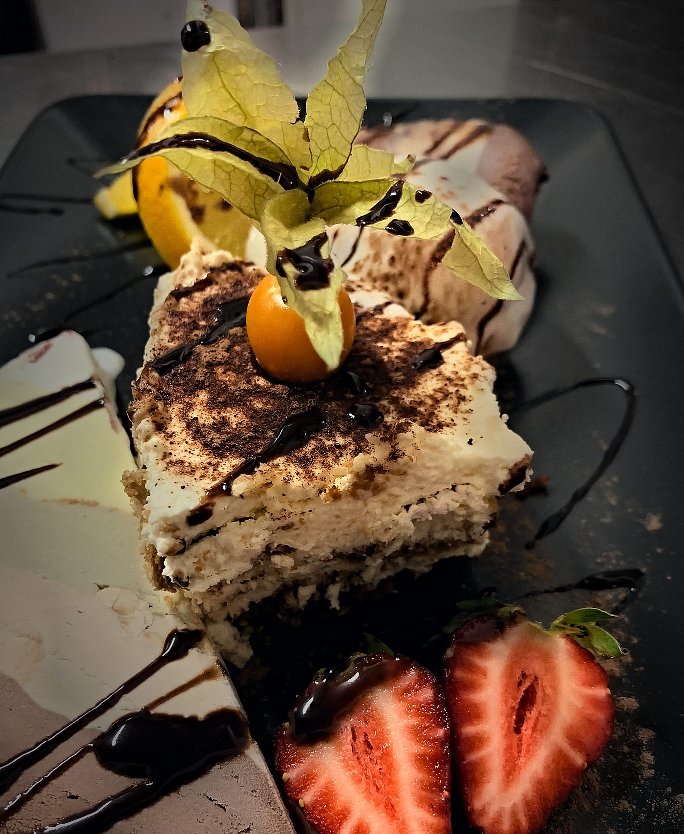 Dessertteller mit Tiramisu und Erdbeeren