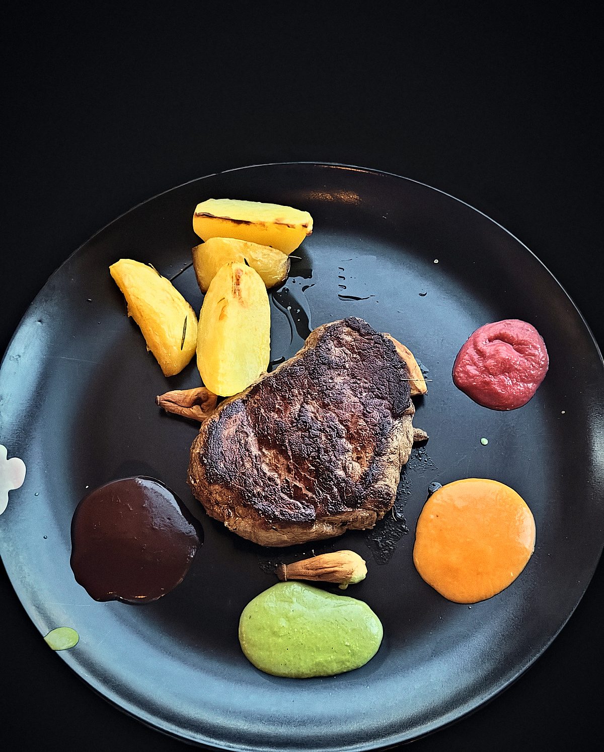 Steak mit Rosmarinkartoffeln und drei Saucen
