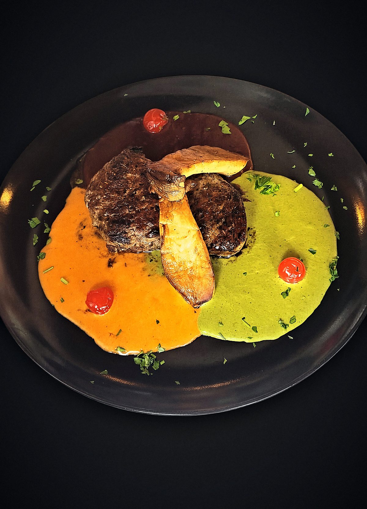 Rinderfilet mit Pilzen und zwei Saucen