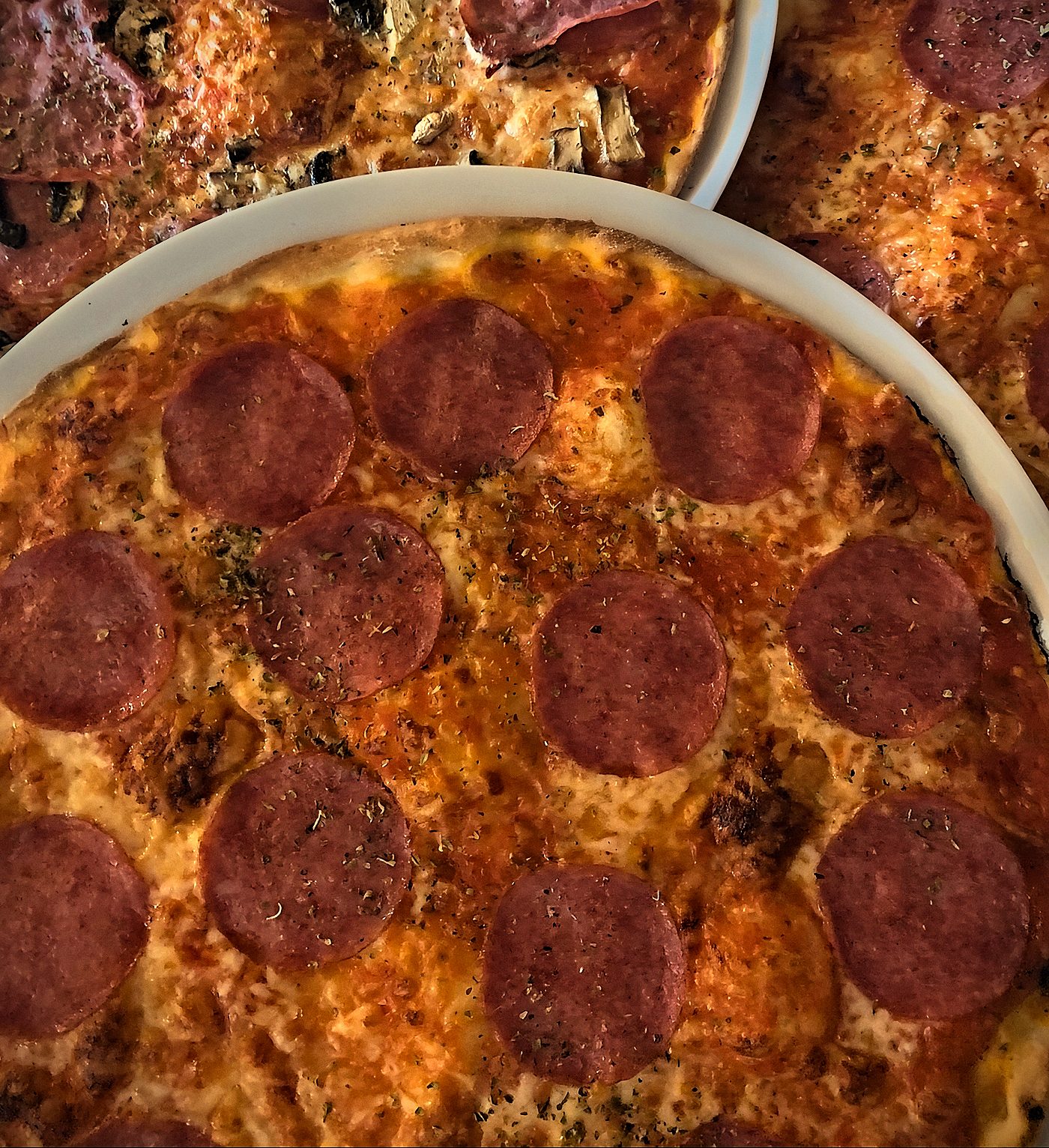 Pizza Salami frisch aus dem Ofen