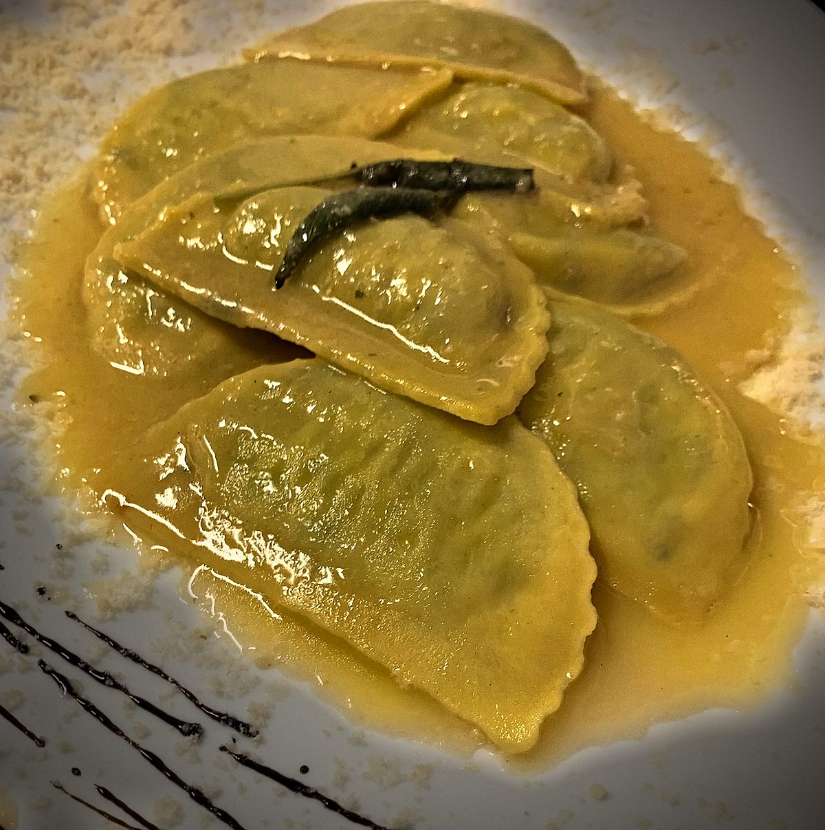 Ravioli in Salbeibutter