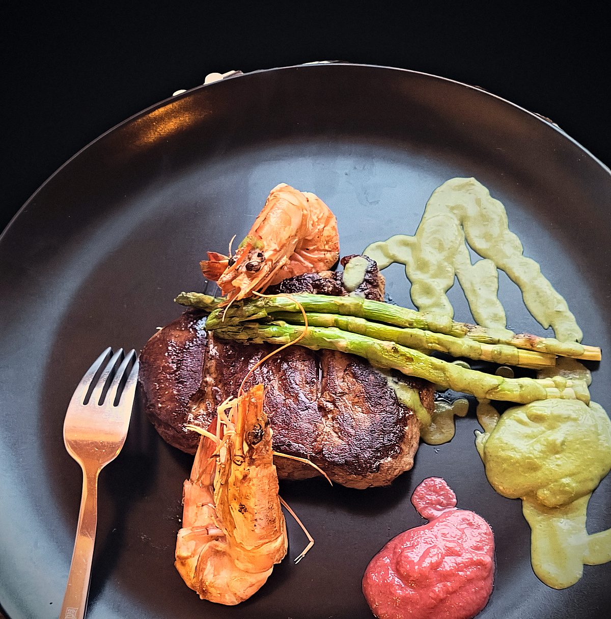 Steak mit Riesengarnelen und grünem Spargel