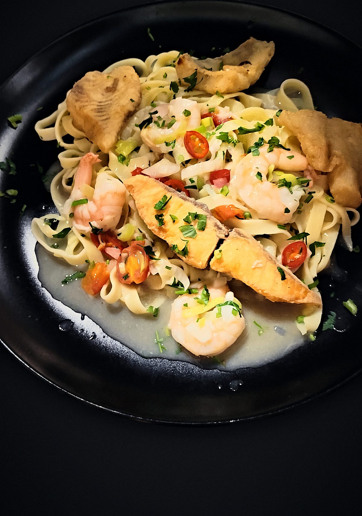 Tagliatelle mit Garnelen, Fischfilet und Kirschtomaten