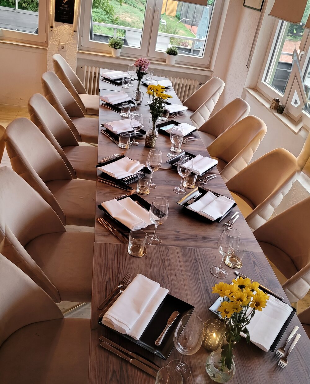 Festlich gedeckte Tafel im Gastraum